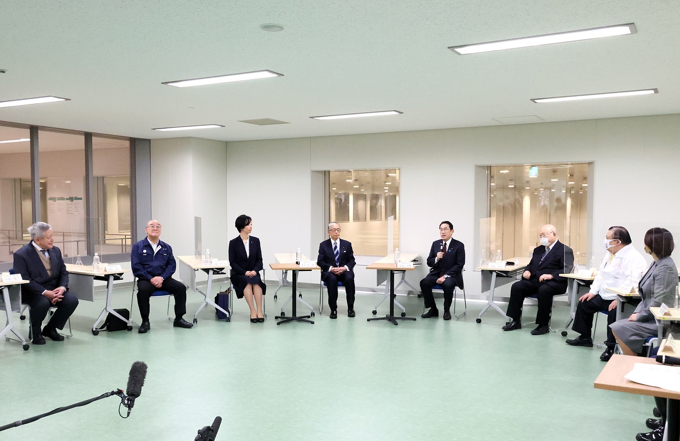 車座対話で発言する岸田総理４