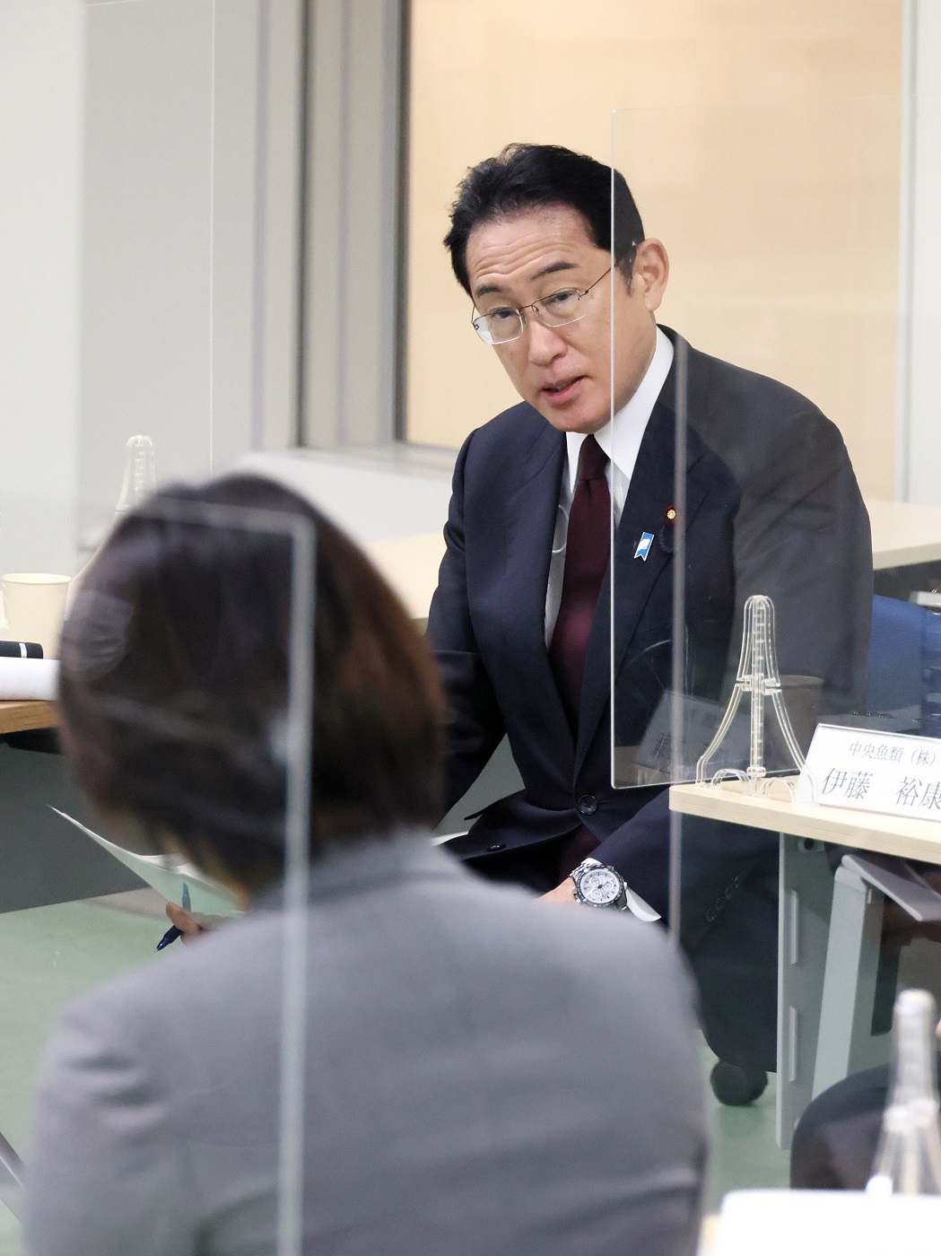 車座対話で話を聞く岸田総理２
