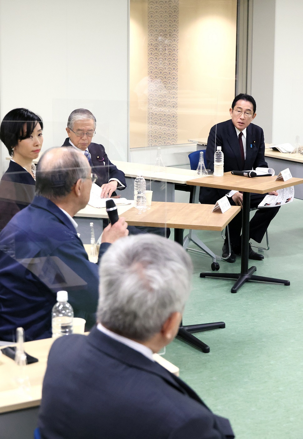 車座対話で話を聞く岸田総理３