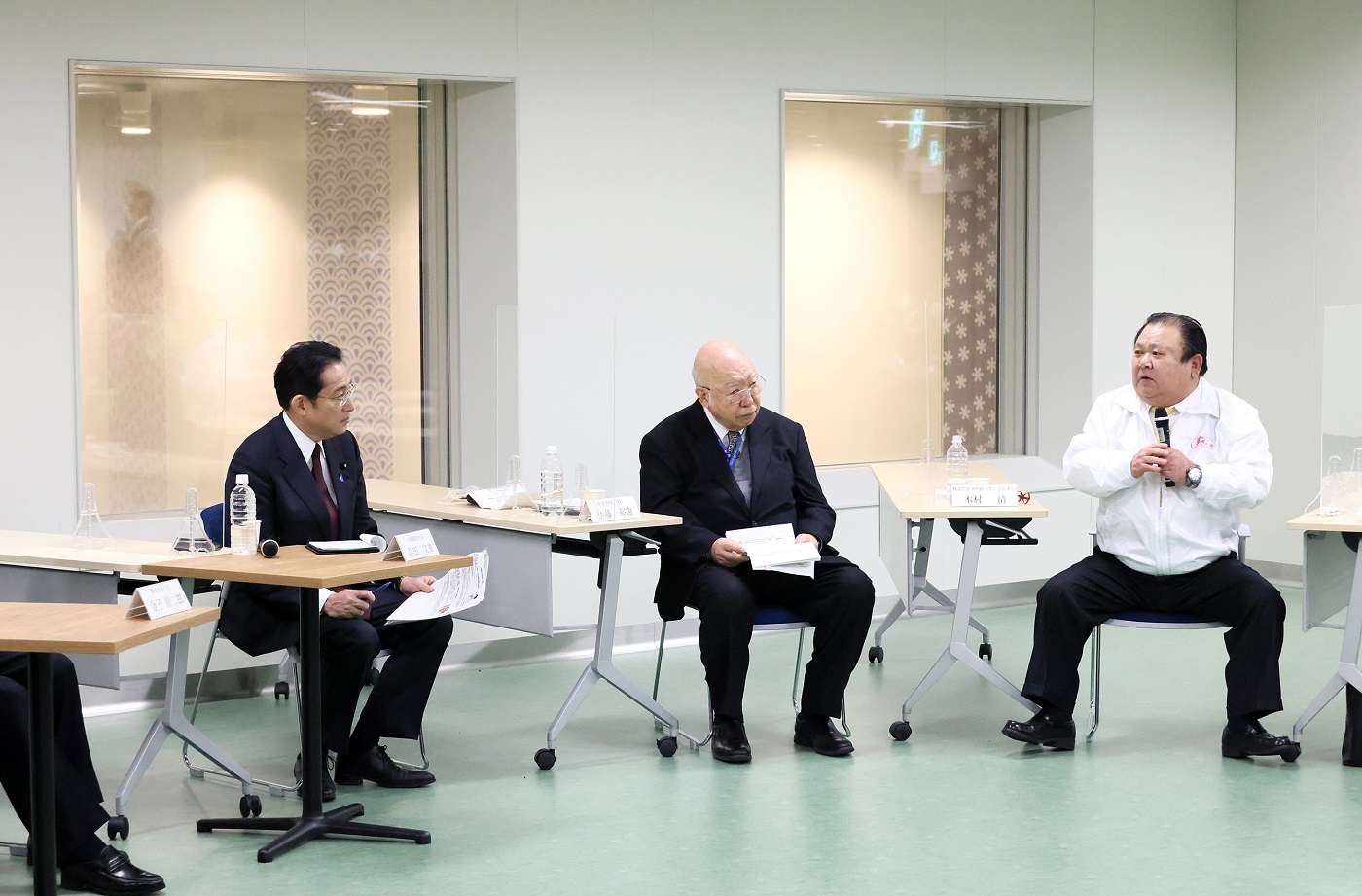 車座対話で話を聞く岸田総理４