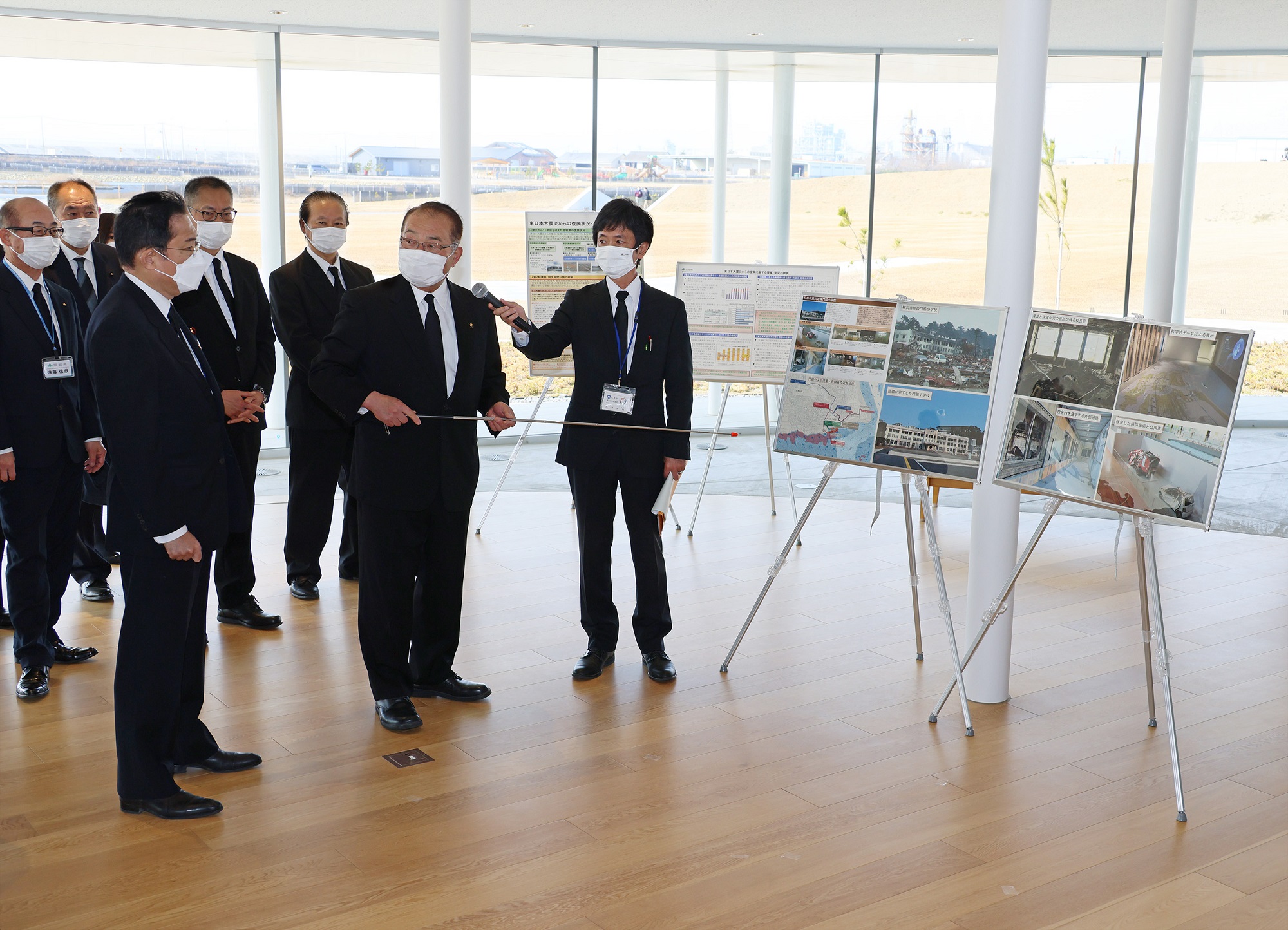 石巻南浜津波復興祈念公園の津波伝承館を視察する岸田総理