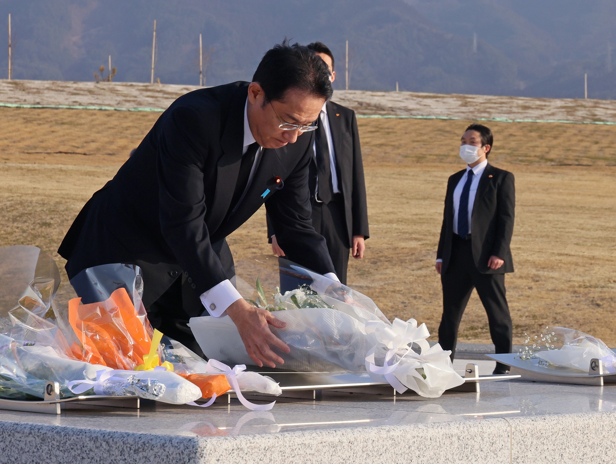 高田松原津波復興祈念公園で献花する岸田総理２