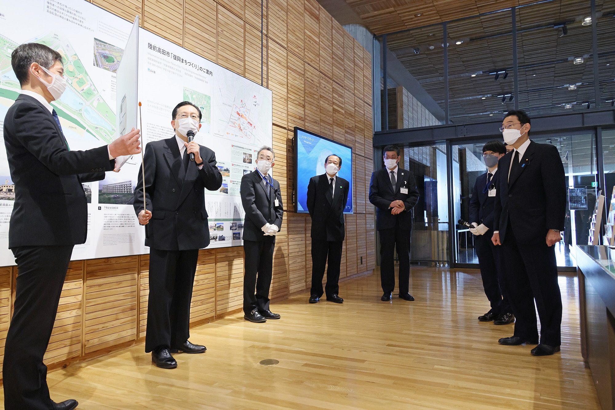 高田松原津波復興祈念公園の津波伝承館を視察する岸田総理２