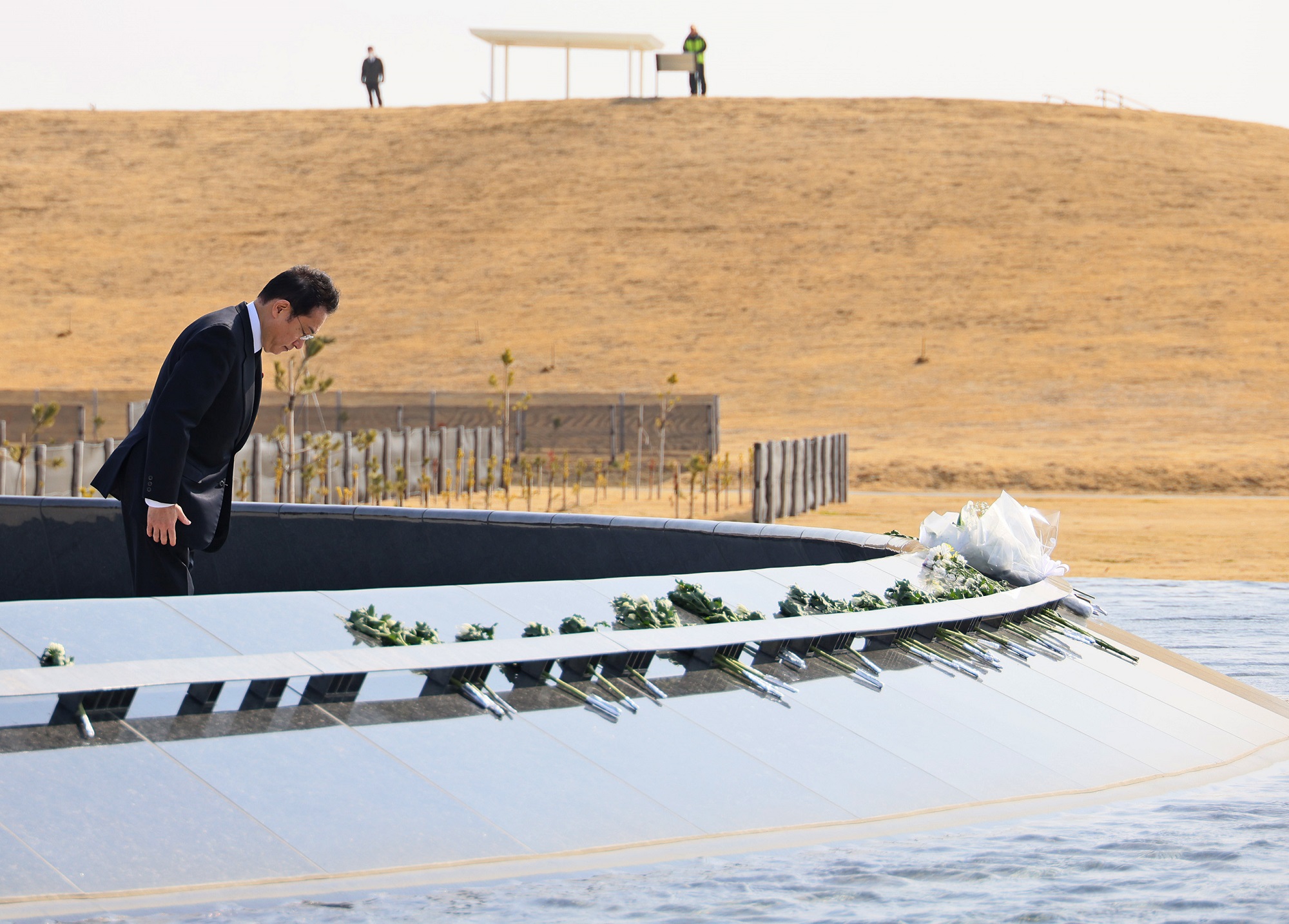 石巻南浜津波復興祈念公園で黙とうする岸田総理