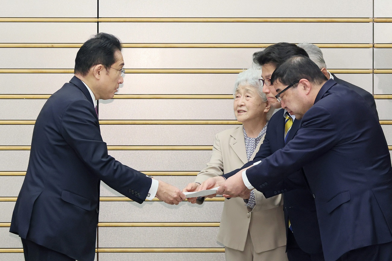 運動方針を受け取る岸田総理２