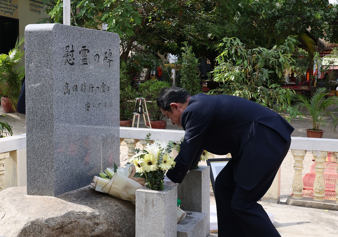 故高田晴行警視慰霊碑に献花する岸田総理１