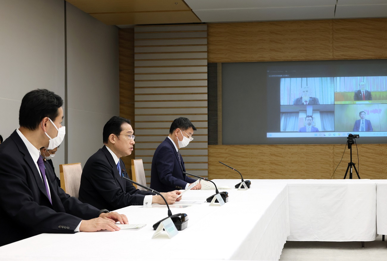 会議に臨む岸田総理３
