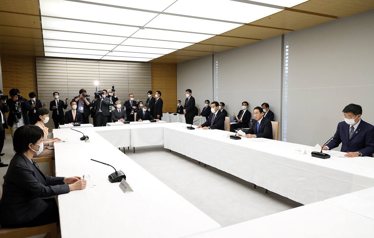 会議に臨む岸田総理６