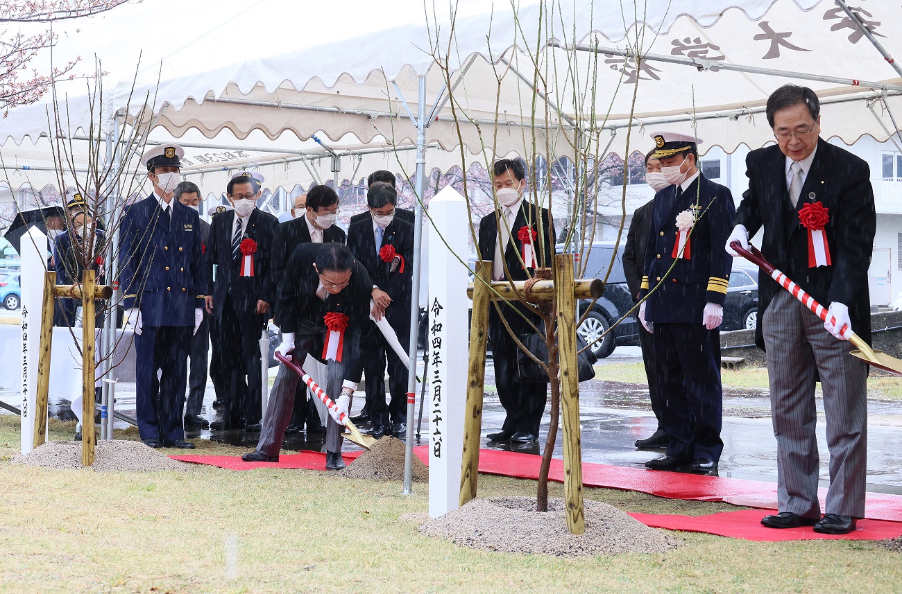 記念植樹を行う岸田総理１