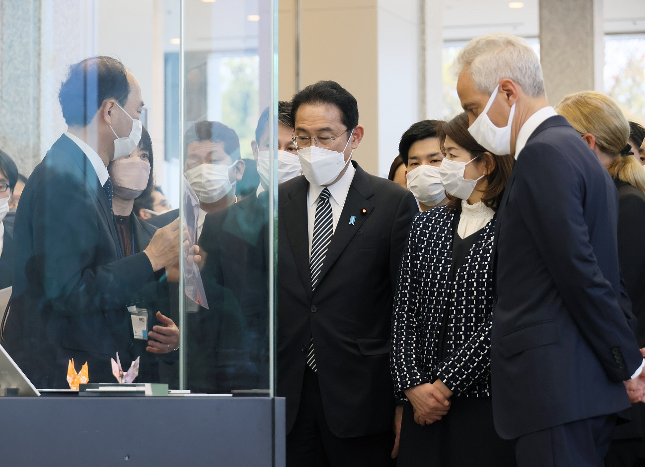 平和記念資料館を視察する岸田総理