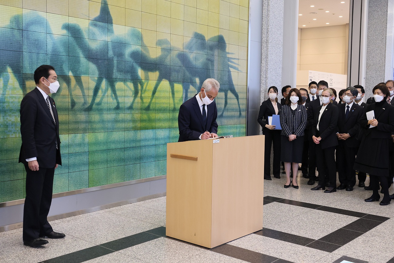 芳名録に記帳するラーム・エマニュエル駐日米国大使を見守る岸田総理