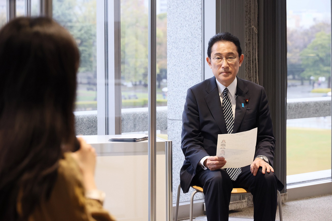 車座対話で参加者の話を聞く岸田総理１