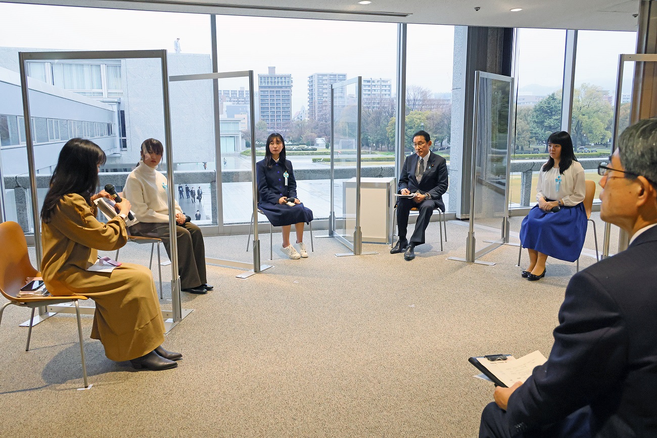 車座対話で参加者の話を聞く岸田総理２