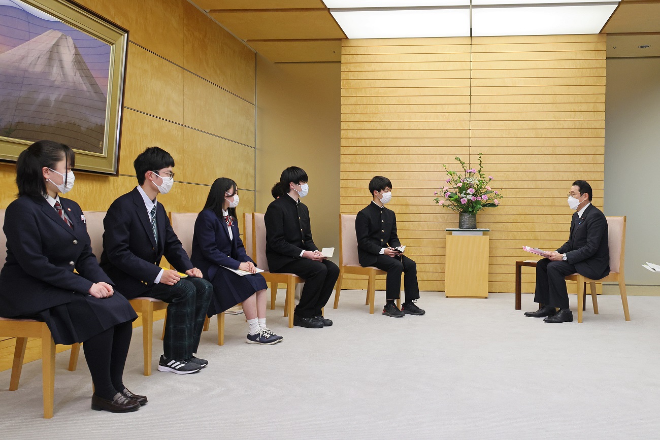 参加者の話を聞く岸田総理