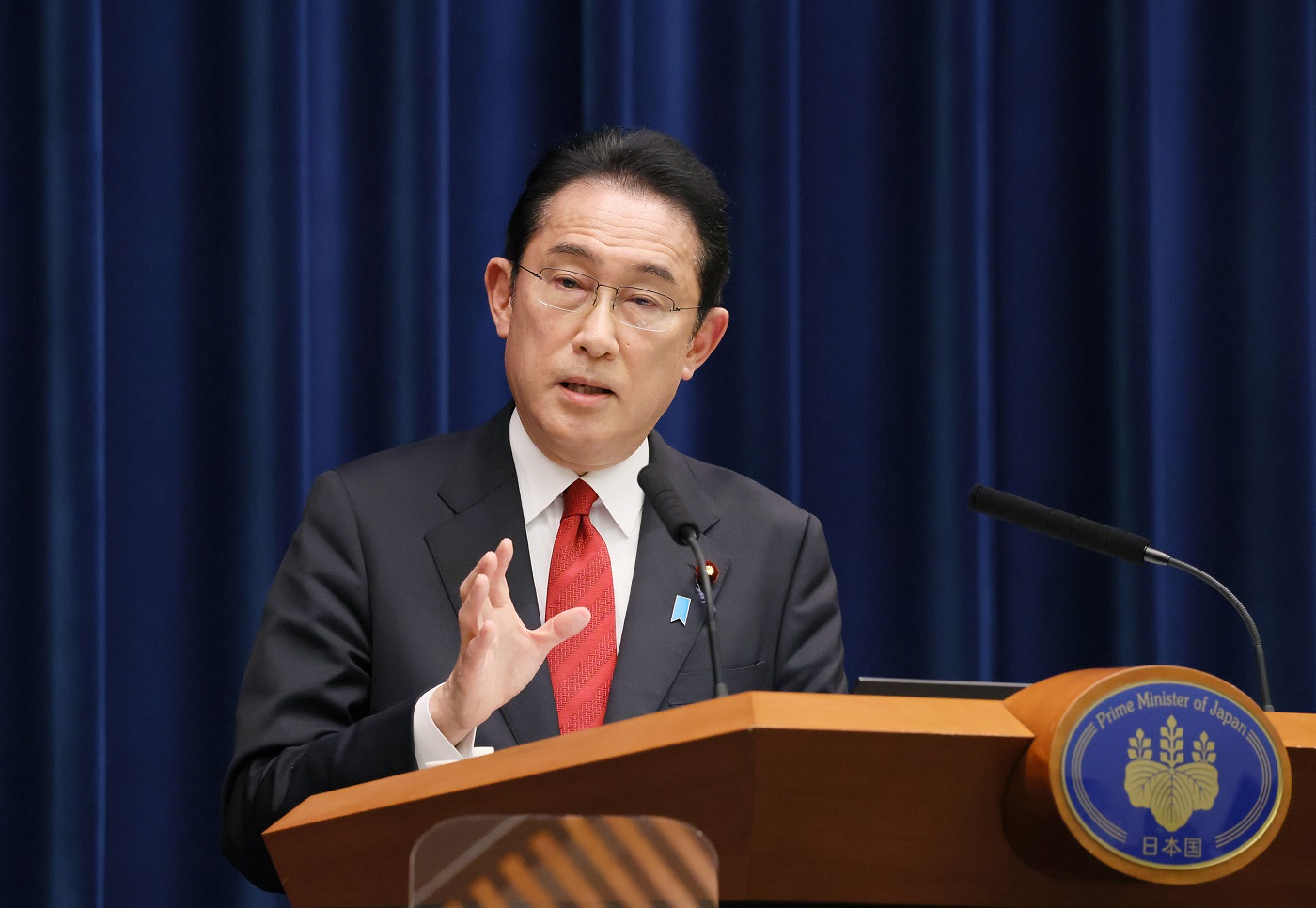 記者の質問に答える岸田総理１
