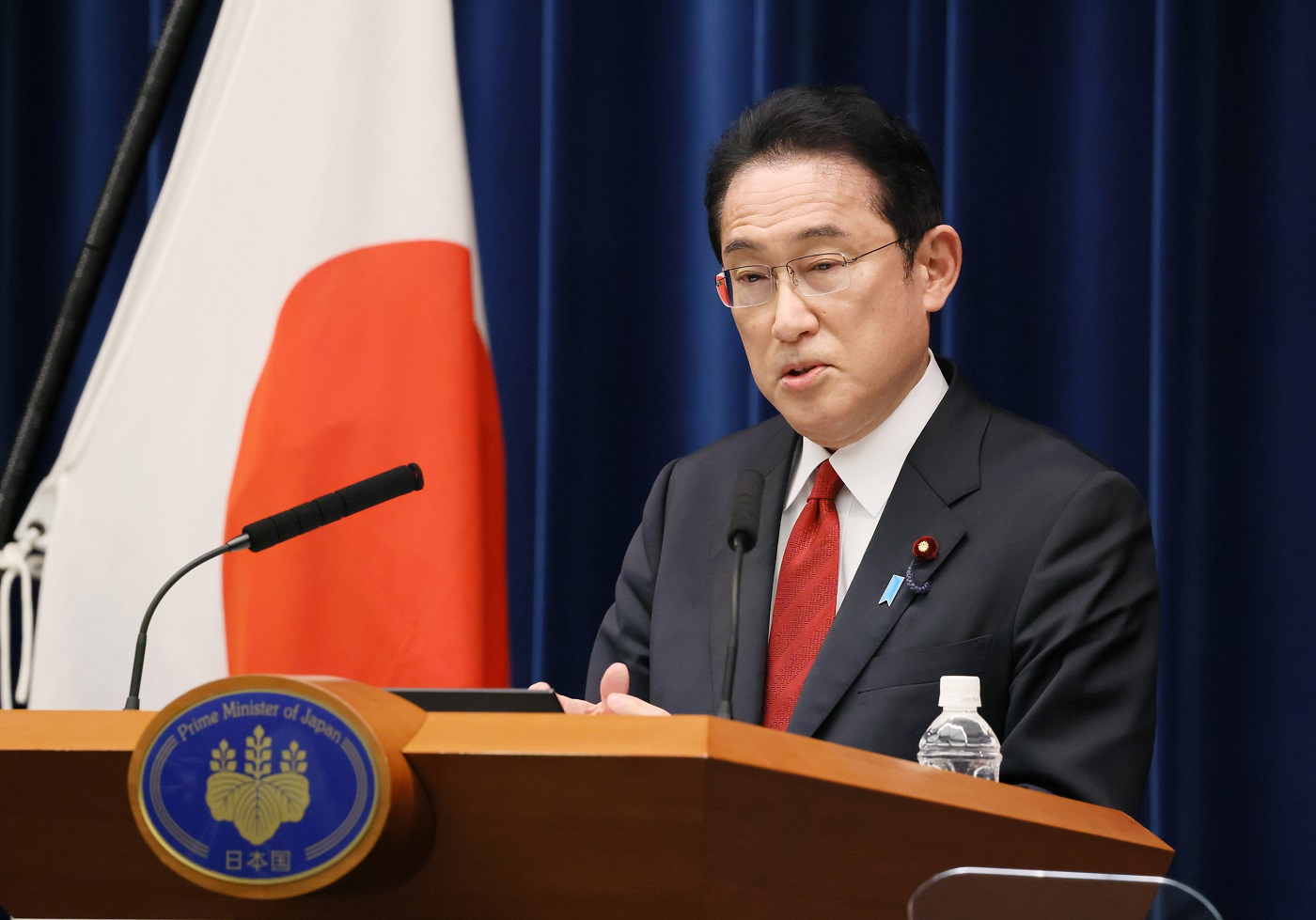 記者の質問に答える岸田総理２