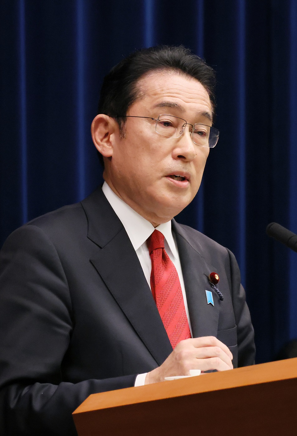 記者の質問に答える岸田総理３