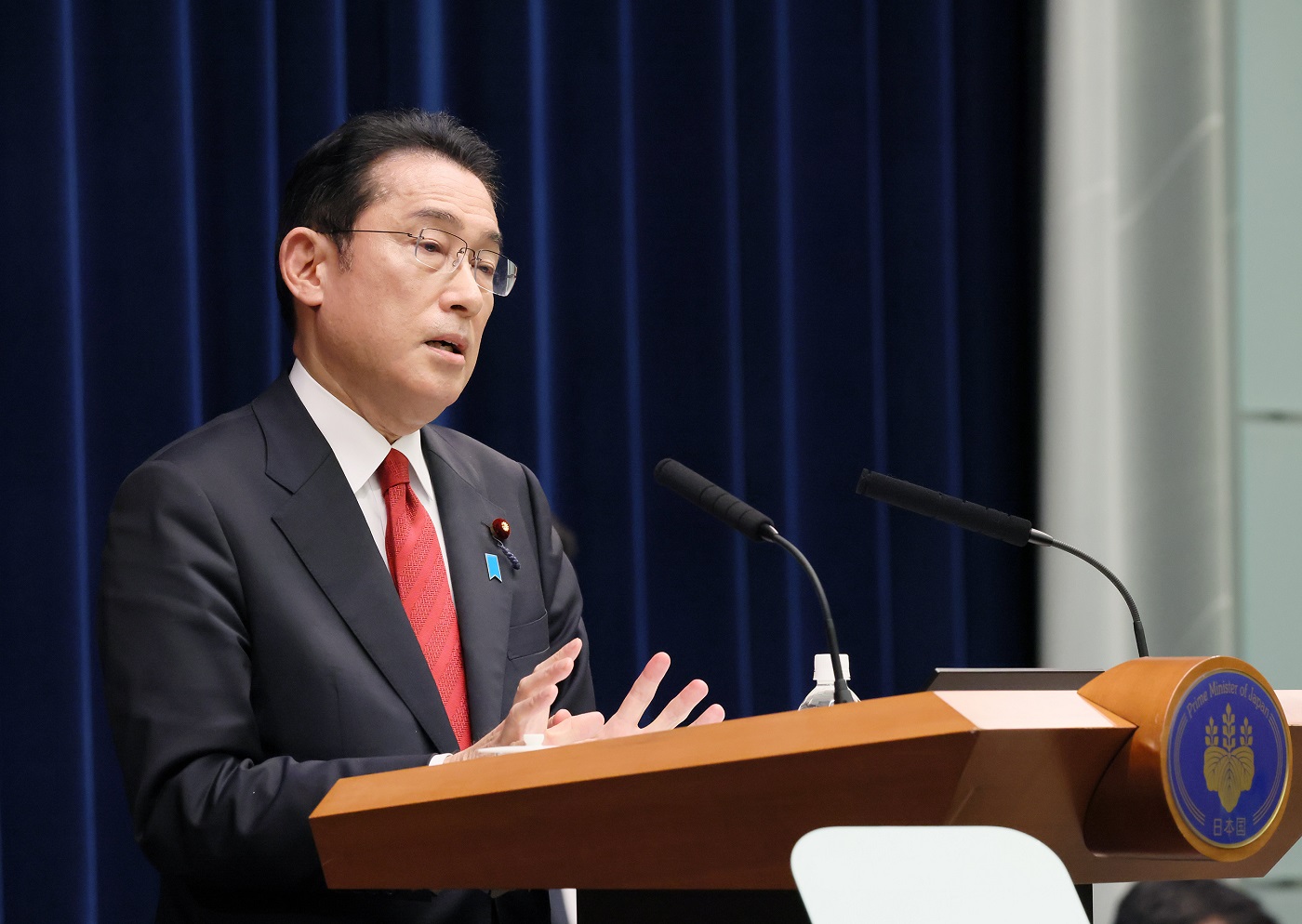 記者の質問に答える岸田総理４