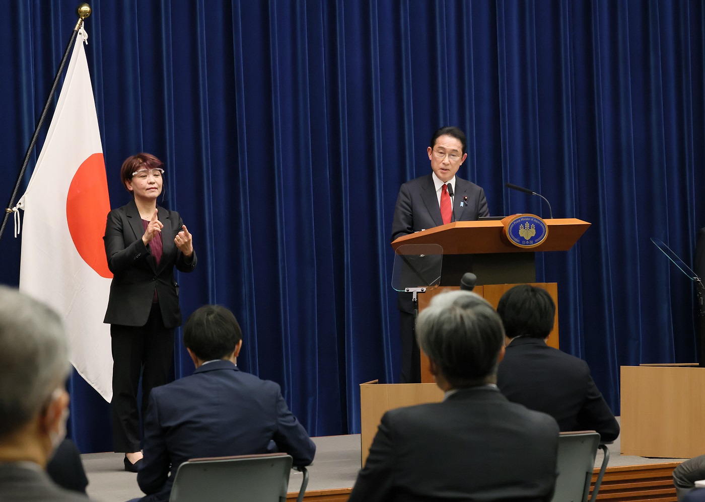 記者の質問に答える岸田総理５