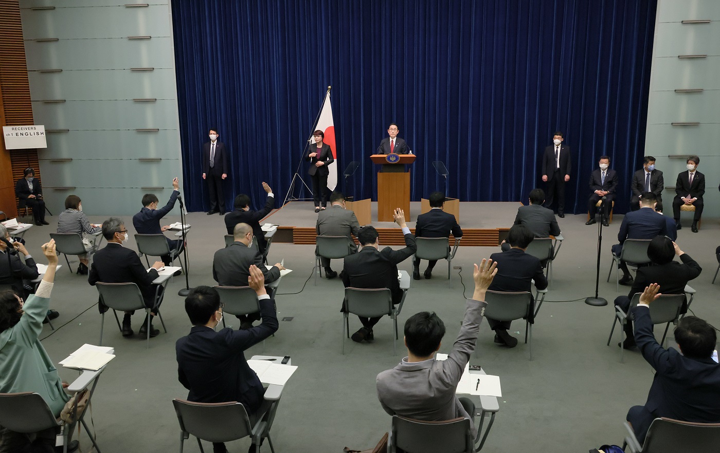 記者の質問に答える岸田総理７