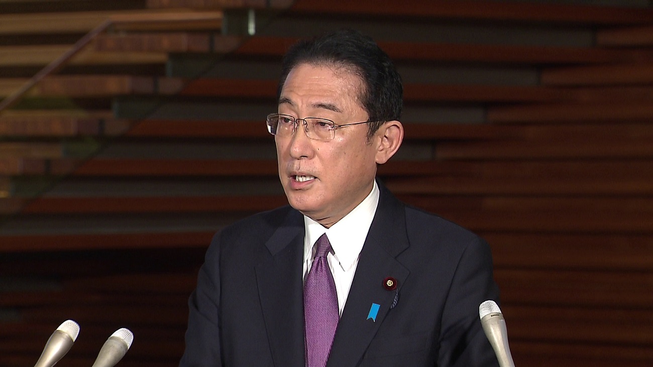 記者の質問に答える岸田総理