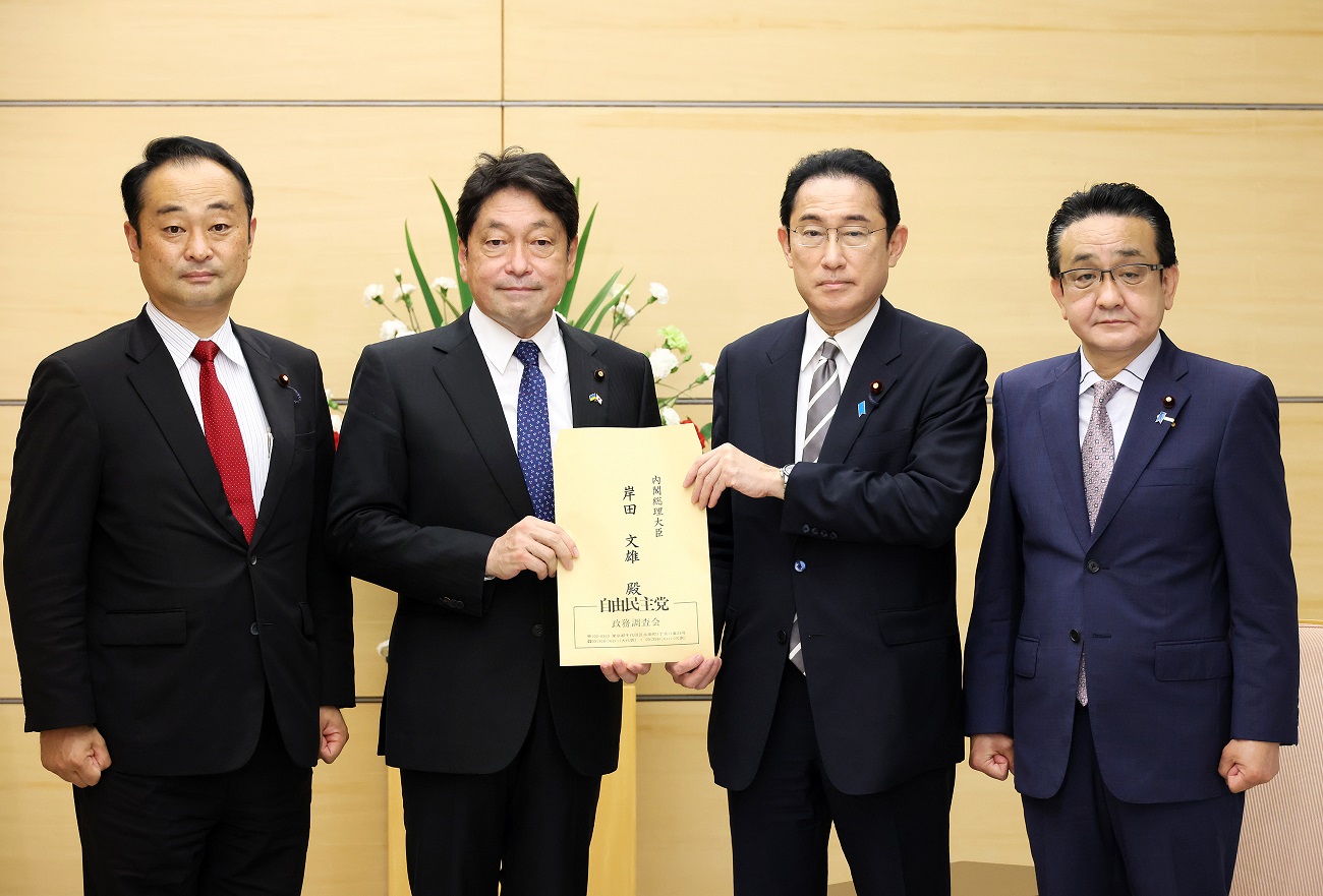 提言を受け取る岸田総理１