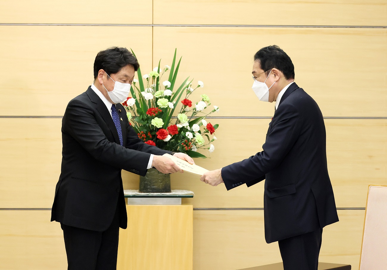 提言を受け取る岸田総理２