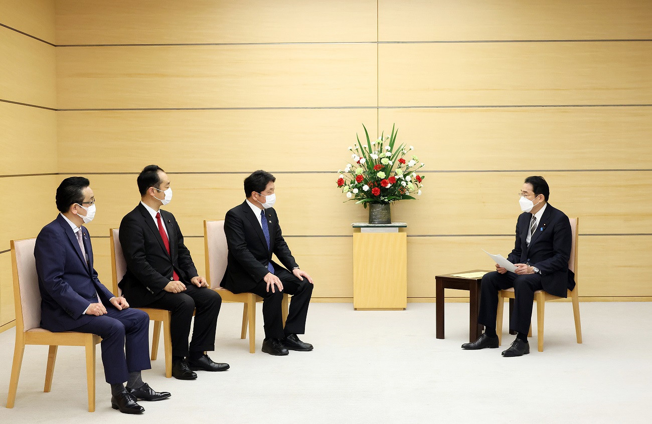 提言を受け取る岸田総理３