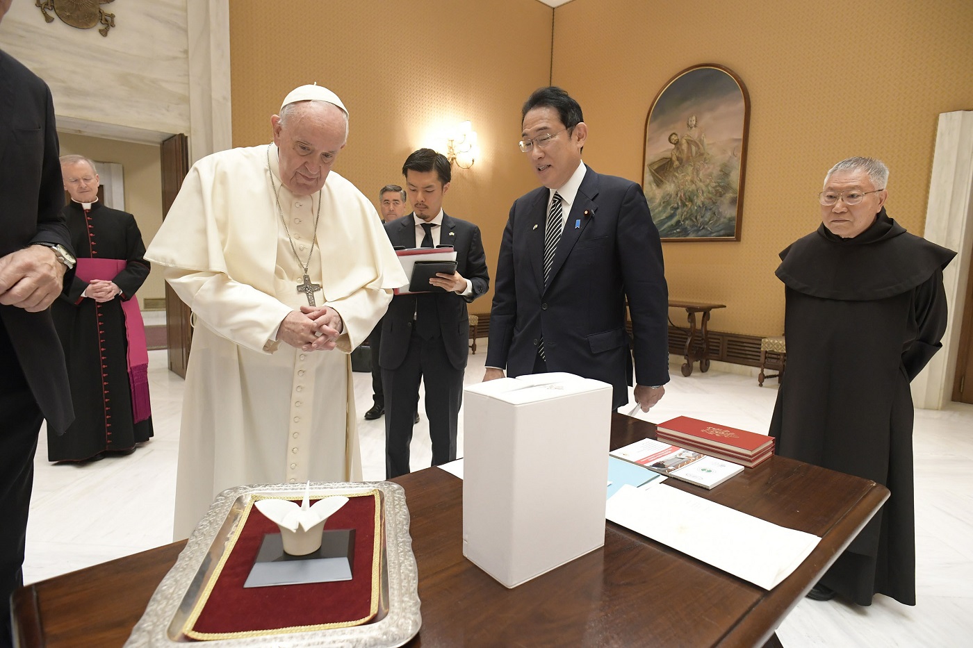 教皇フランシスコ台下に謁見する岸田総理２（ＶａｔｉｃａｎＭｅｄｉａ提供）