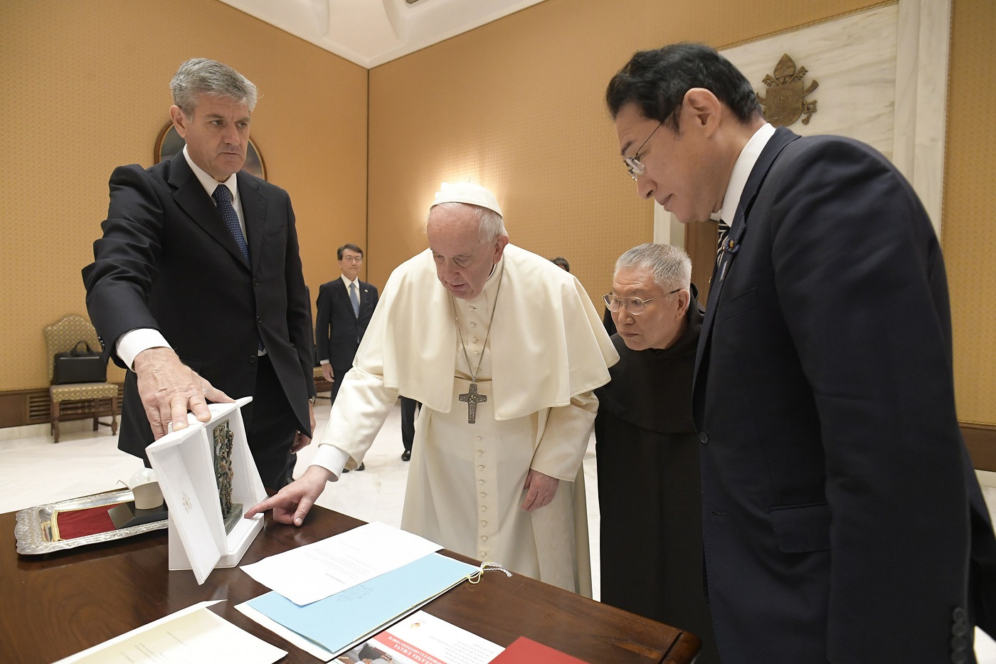 教皇フランシスコ台下に謁見する岸田総理３（ＶａｔｉｃａｎＭｅｄｉａ提供）