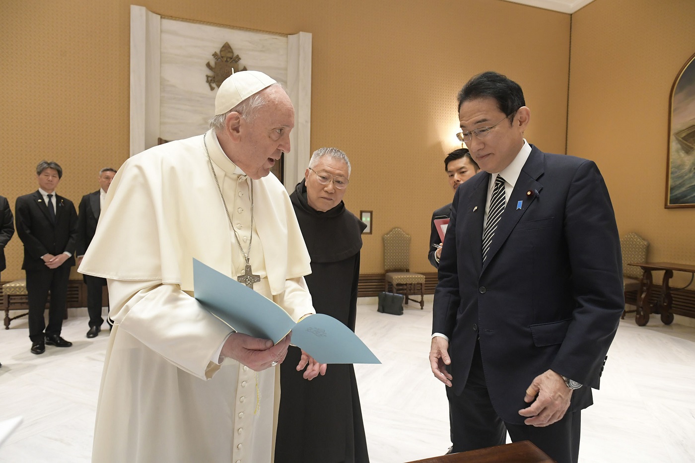 教皇フランシスコ台下に謁見する岸田総理４（ＶａｔｉｃａｎＭｅｄｉａ提供）