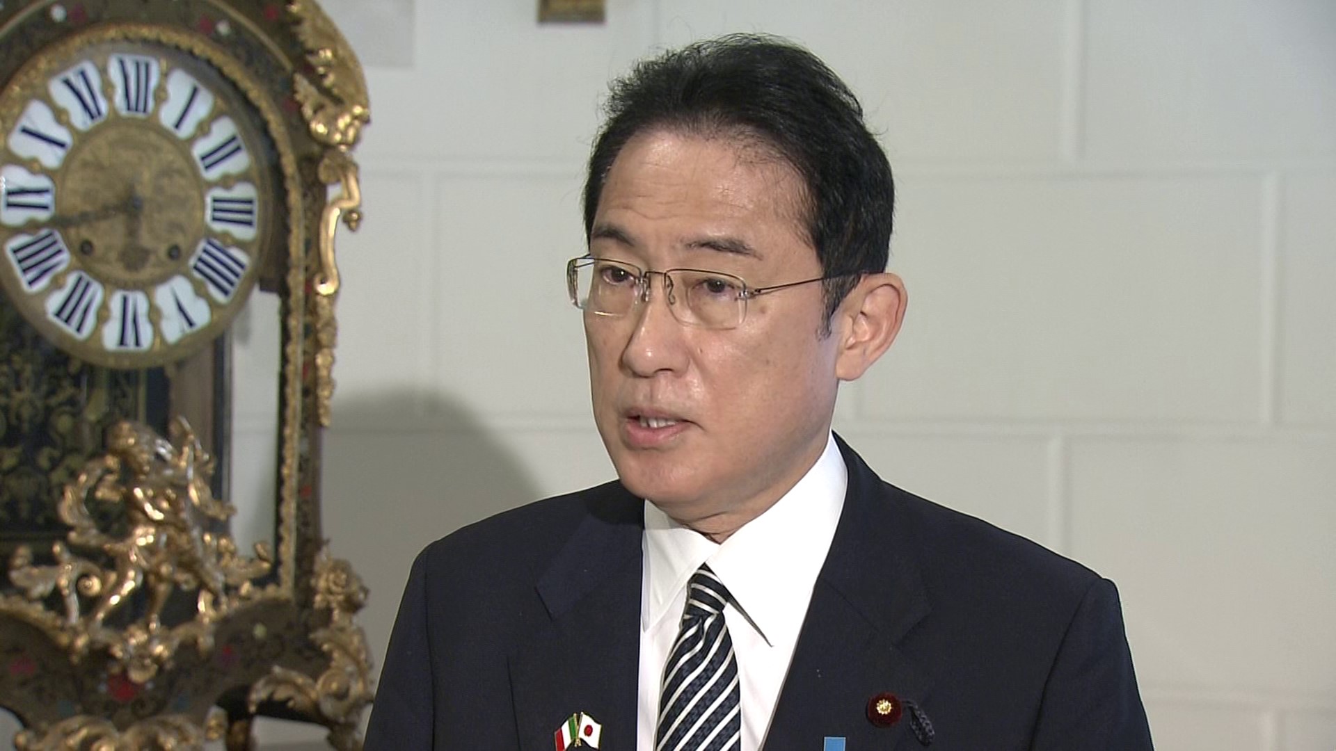 記者の質問に答える岸田総理