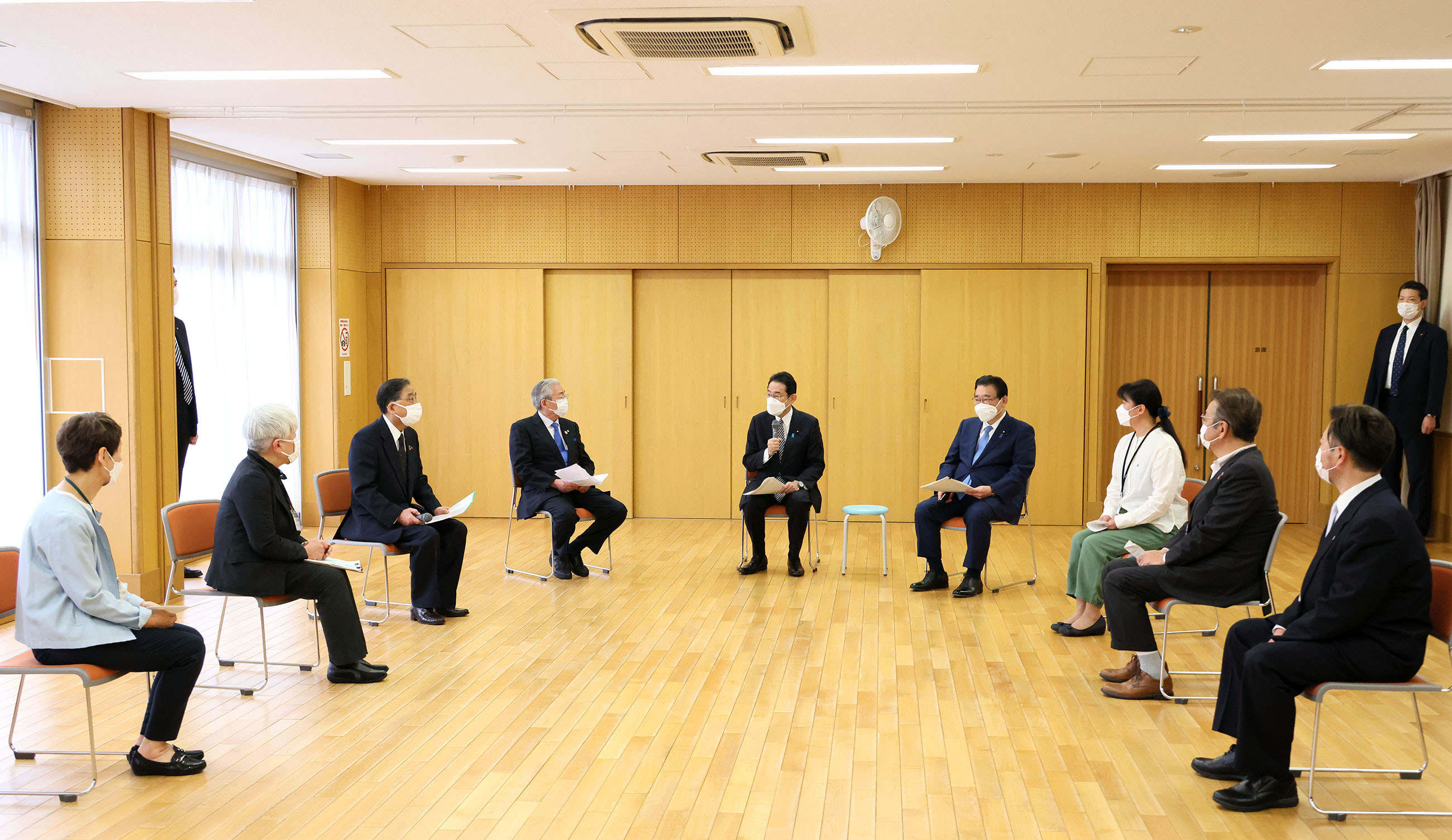 車座対話で発言する岸田総理１