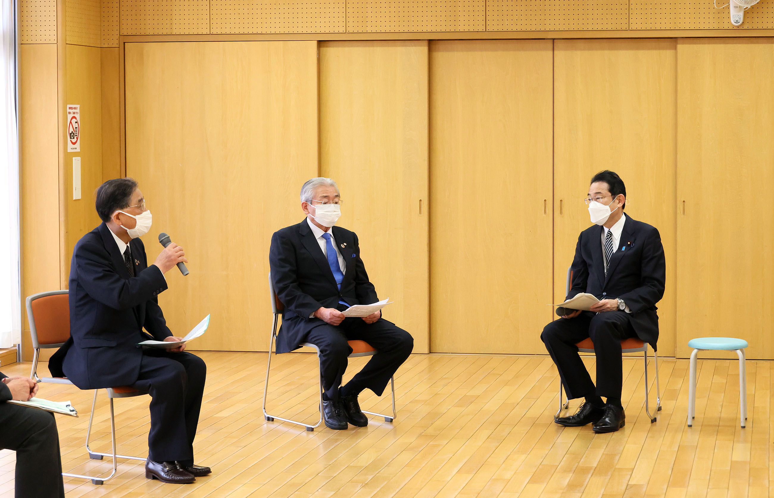 車座対話で話を聞く岸田総理２