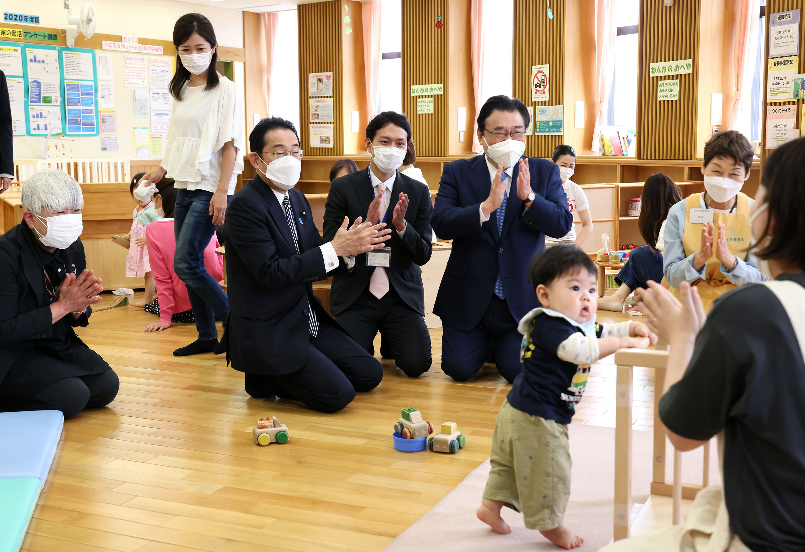 子育て交流サロンを視察する岸田総理４