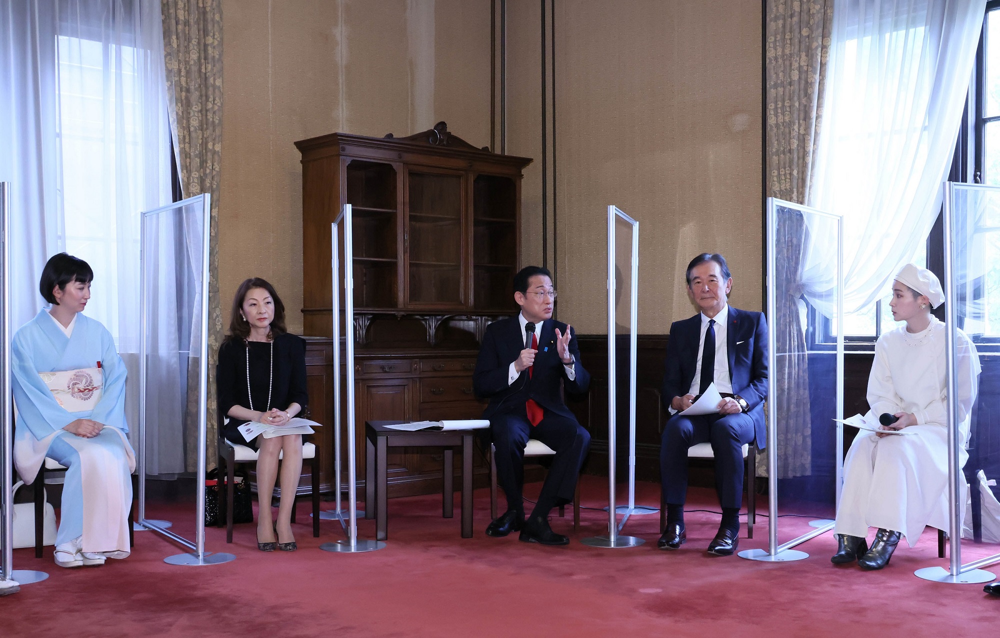 意見交換会で話をする岸田総理１