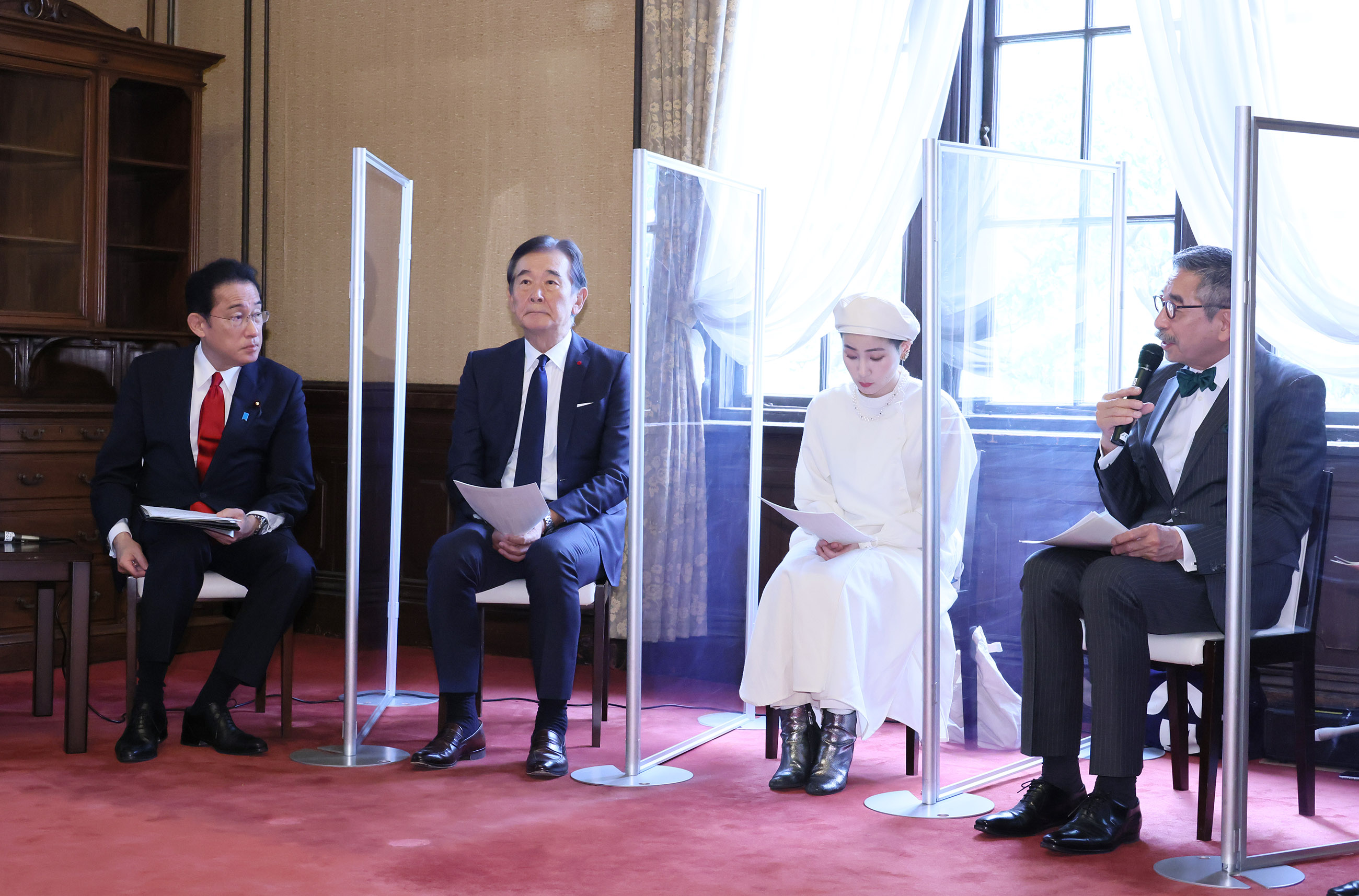 意見交換会で話を聞く岸田総理３