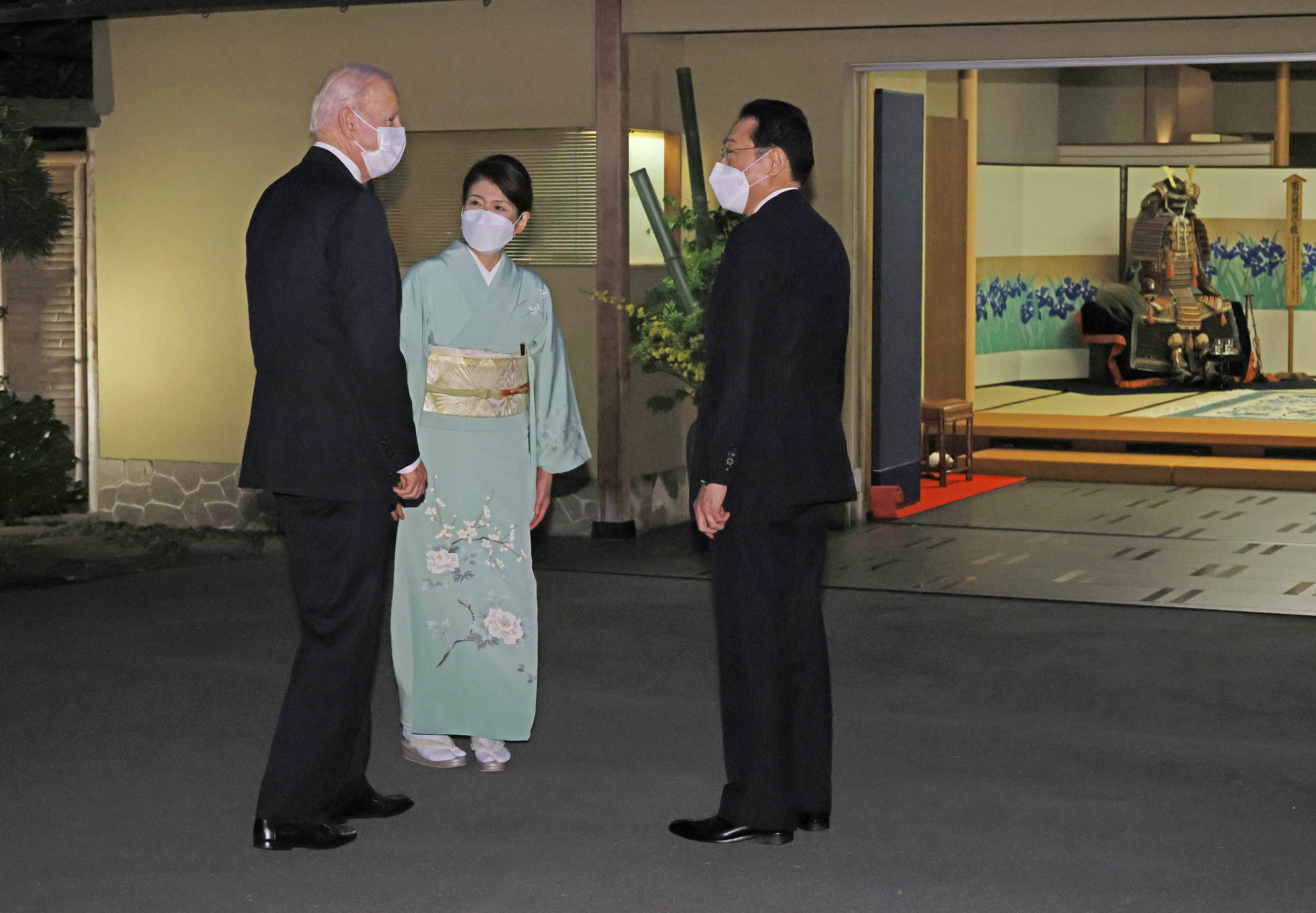 非公式夕食会に臨む両首脳１