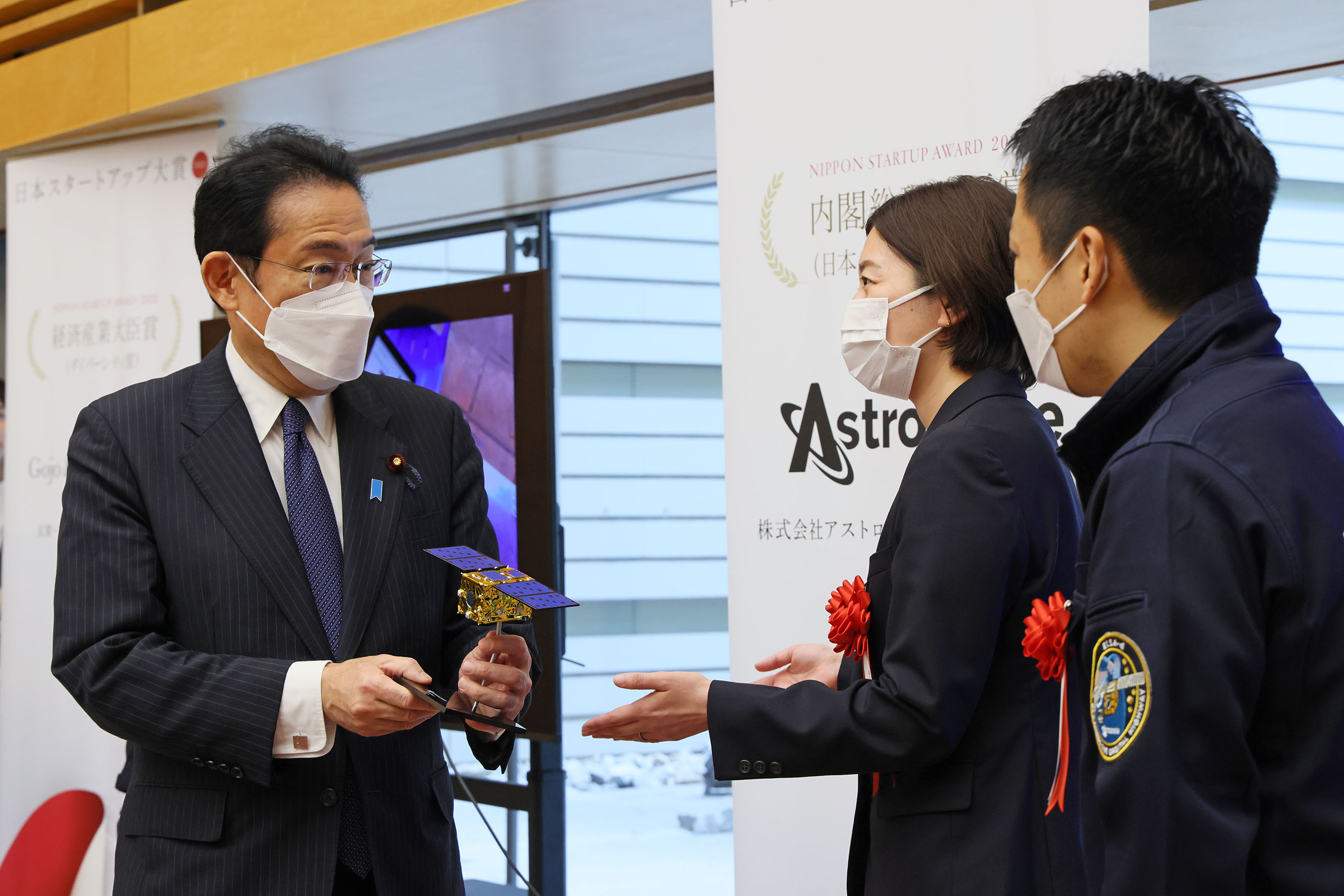 受賞者の展示ブースを観覧する岸田総理１