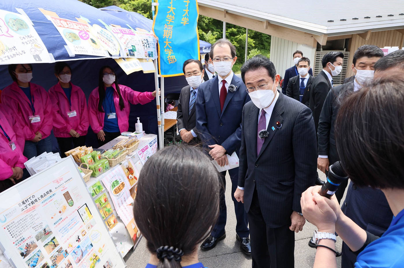 出展ブースを視察する岸田総理１