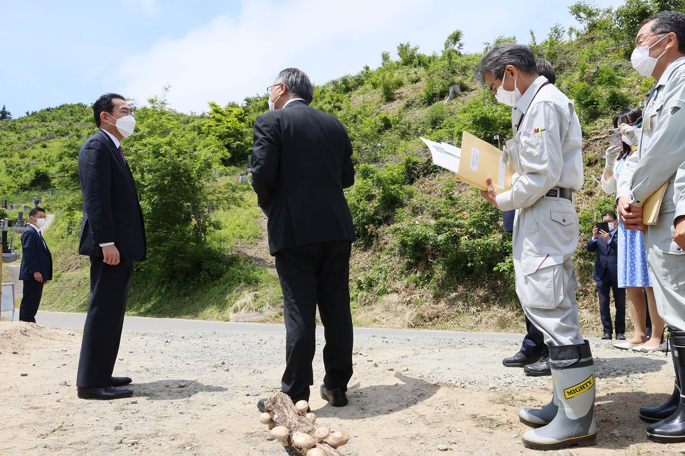 里山再生現場を視察する岸田総理１