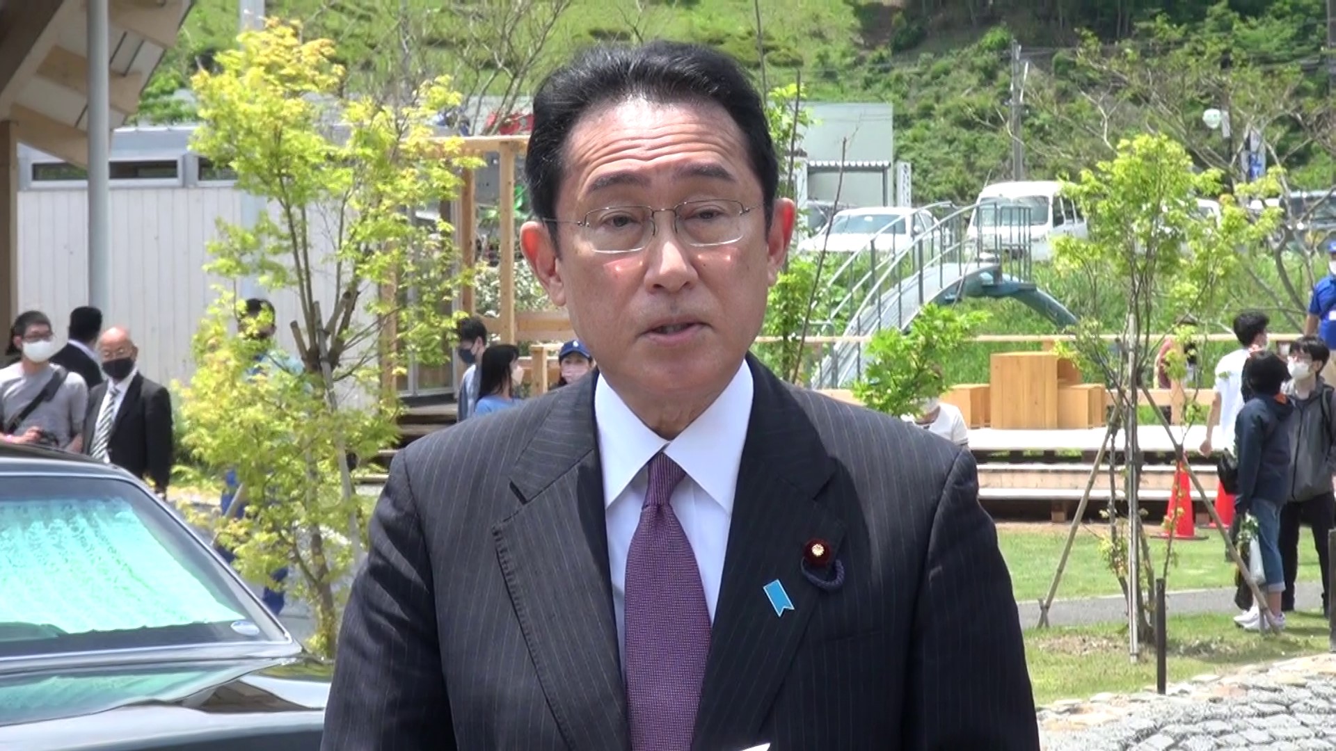 記者の質問に答える岸田総理