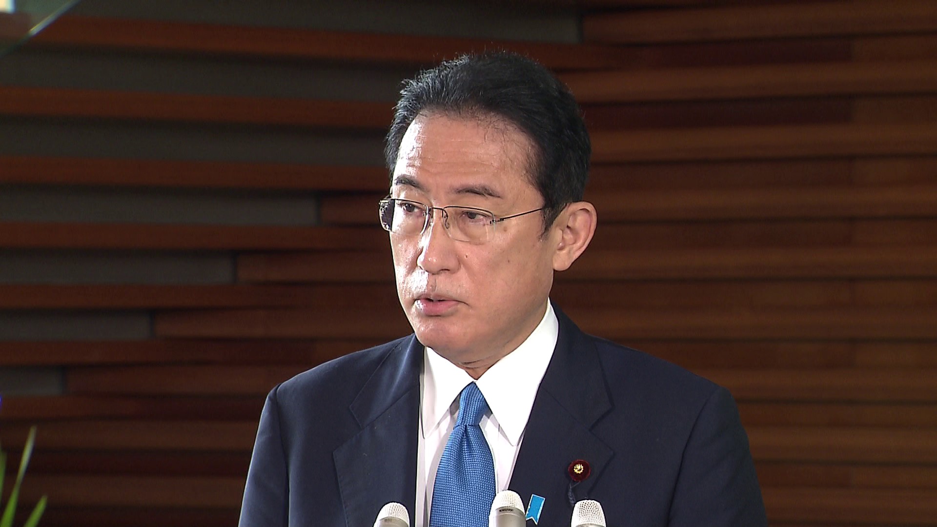 記者の質問に答える岸田総理