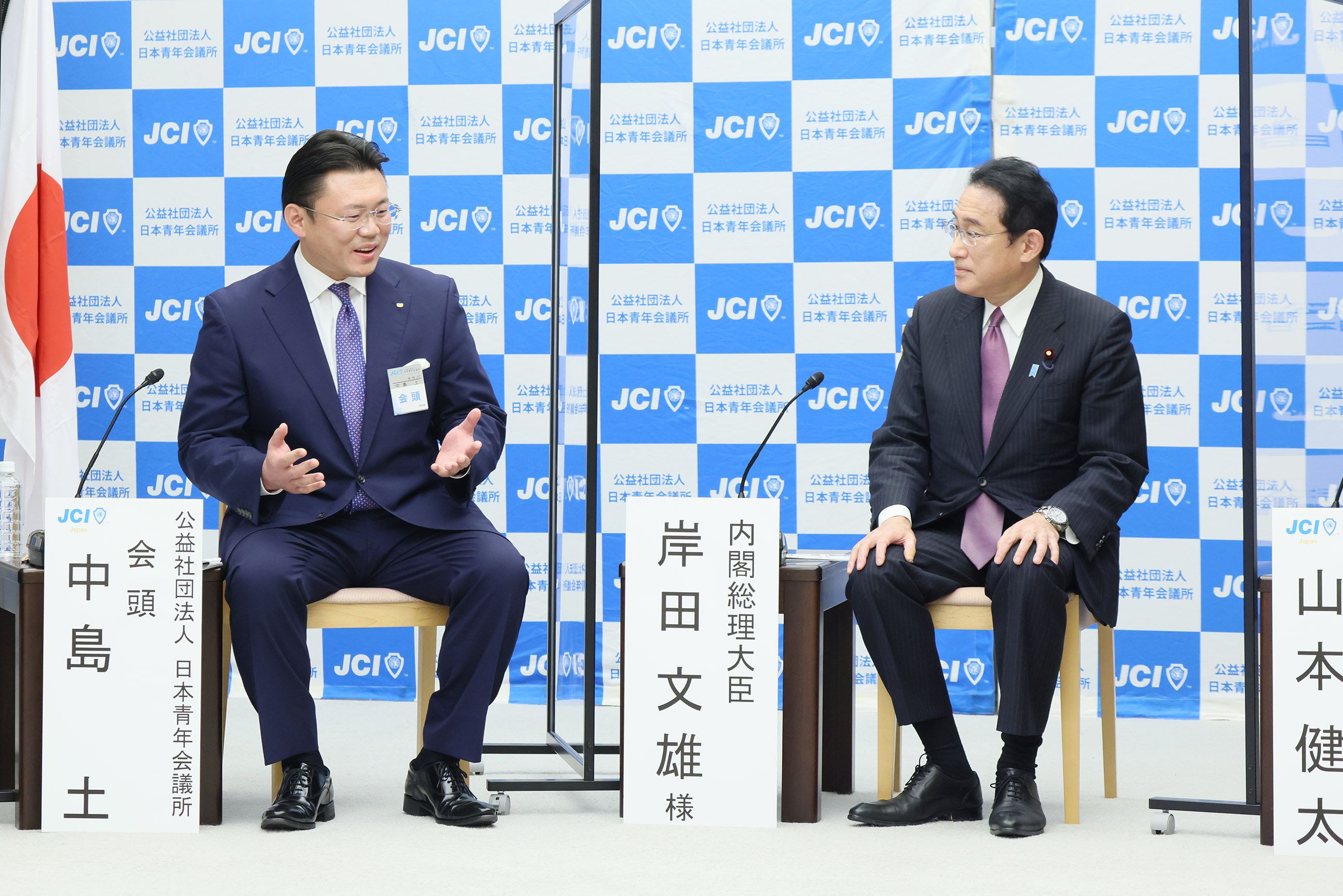 車座対話で話を聞く岸田総理１