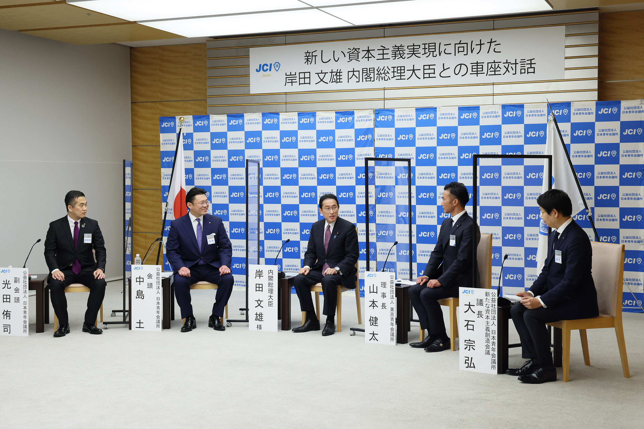 車座対話で発言する岸田総理１