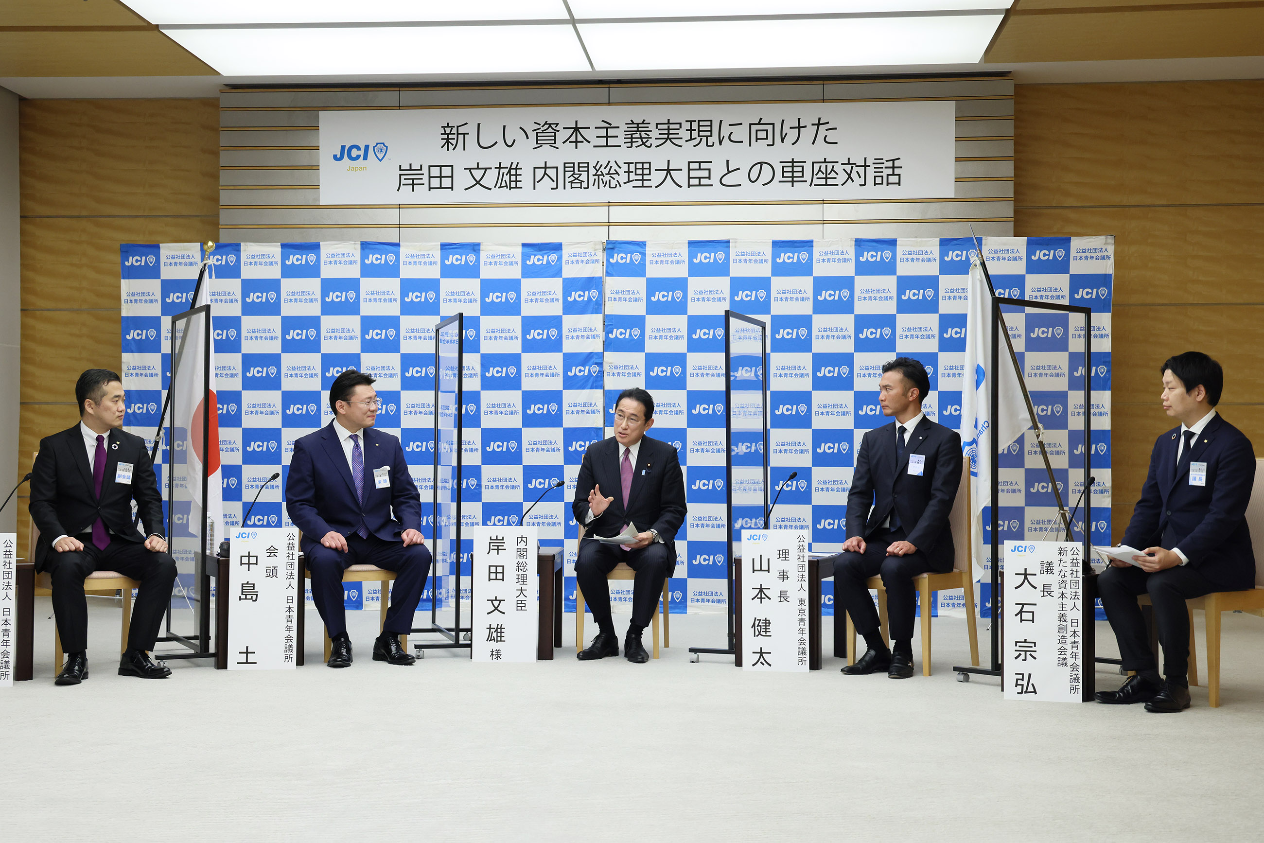 車座対話で発言する岸田総理２