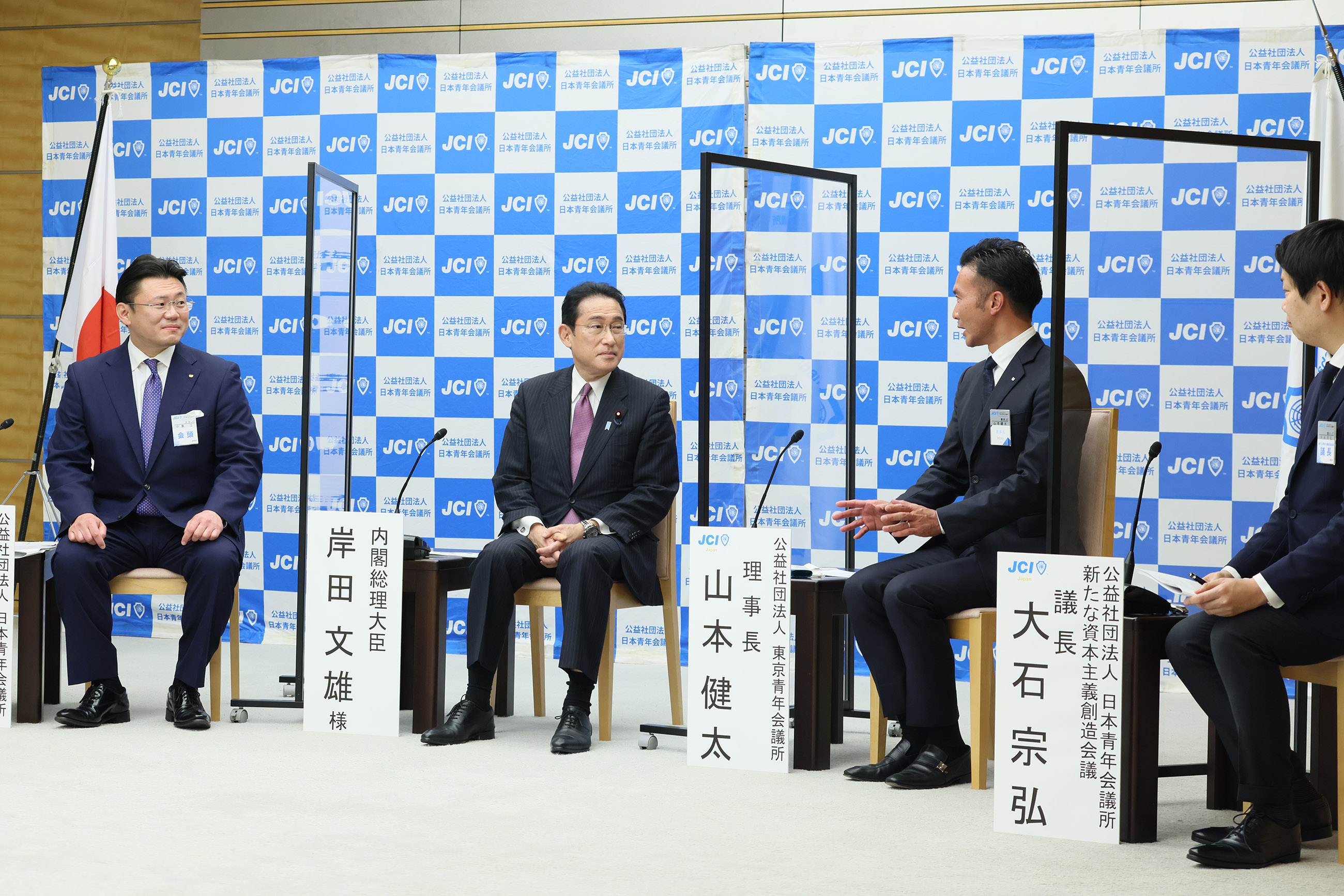 車座対話で話を聞く岸田総理２