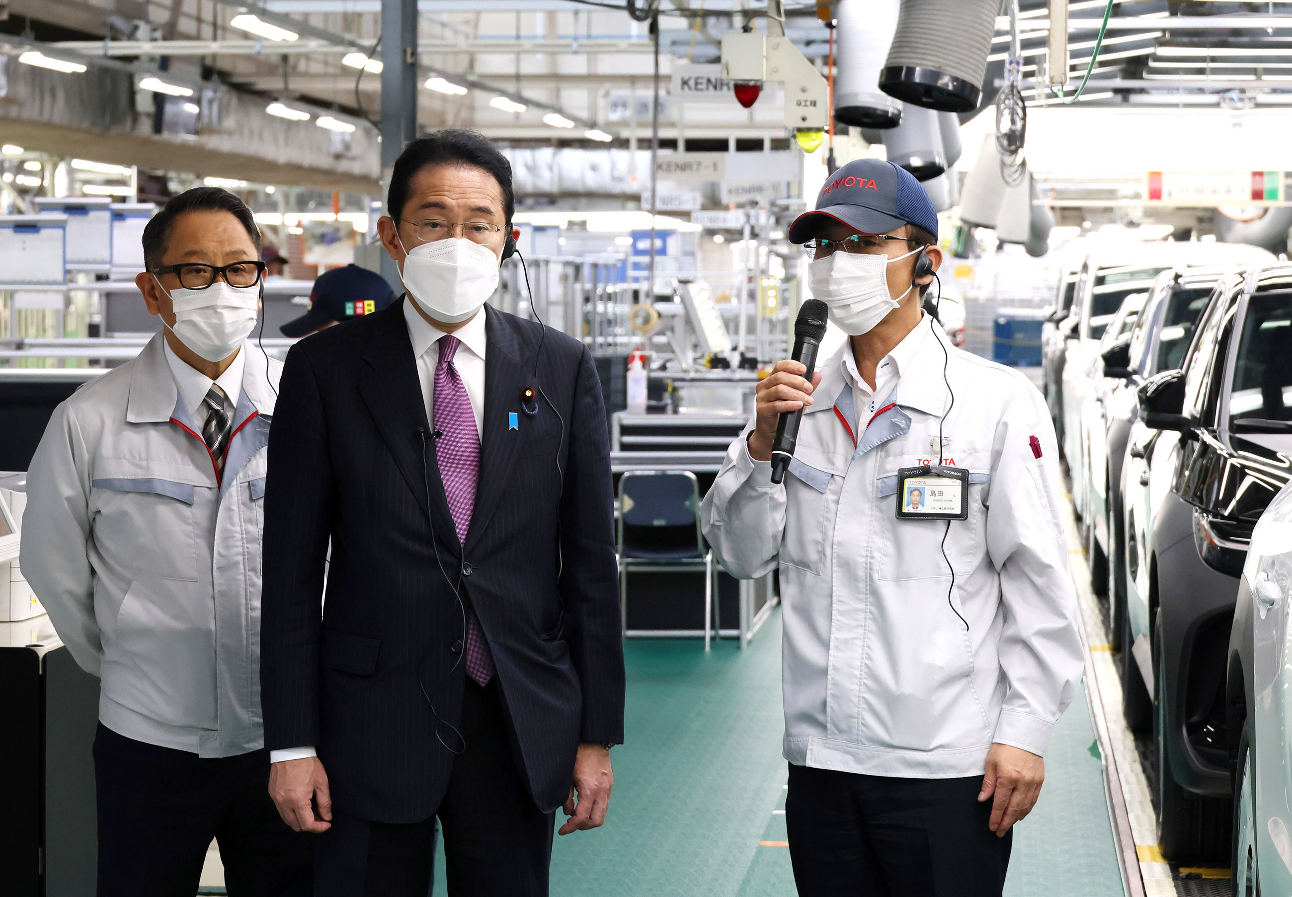 自動車工場を視察する岸田総理１