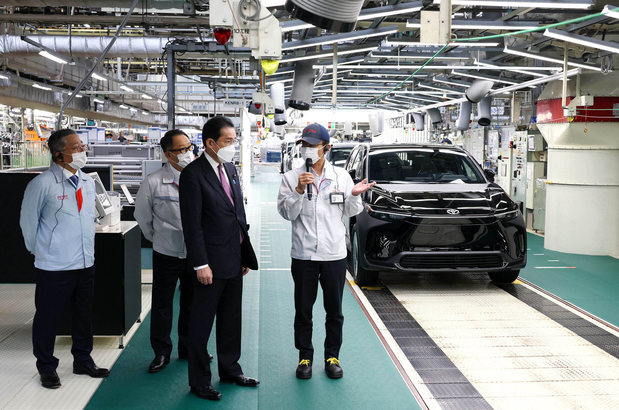 自動車工場を視察する岸田総理２
