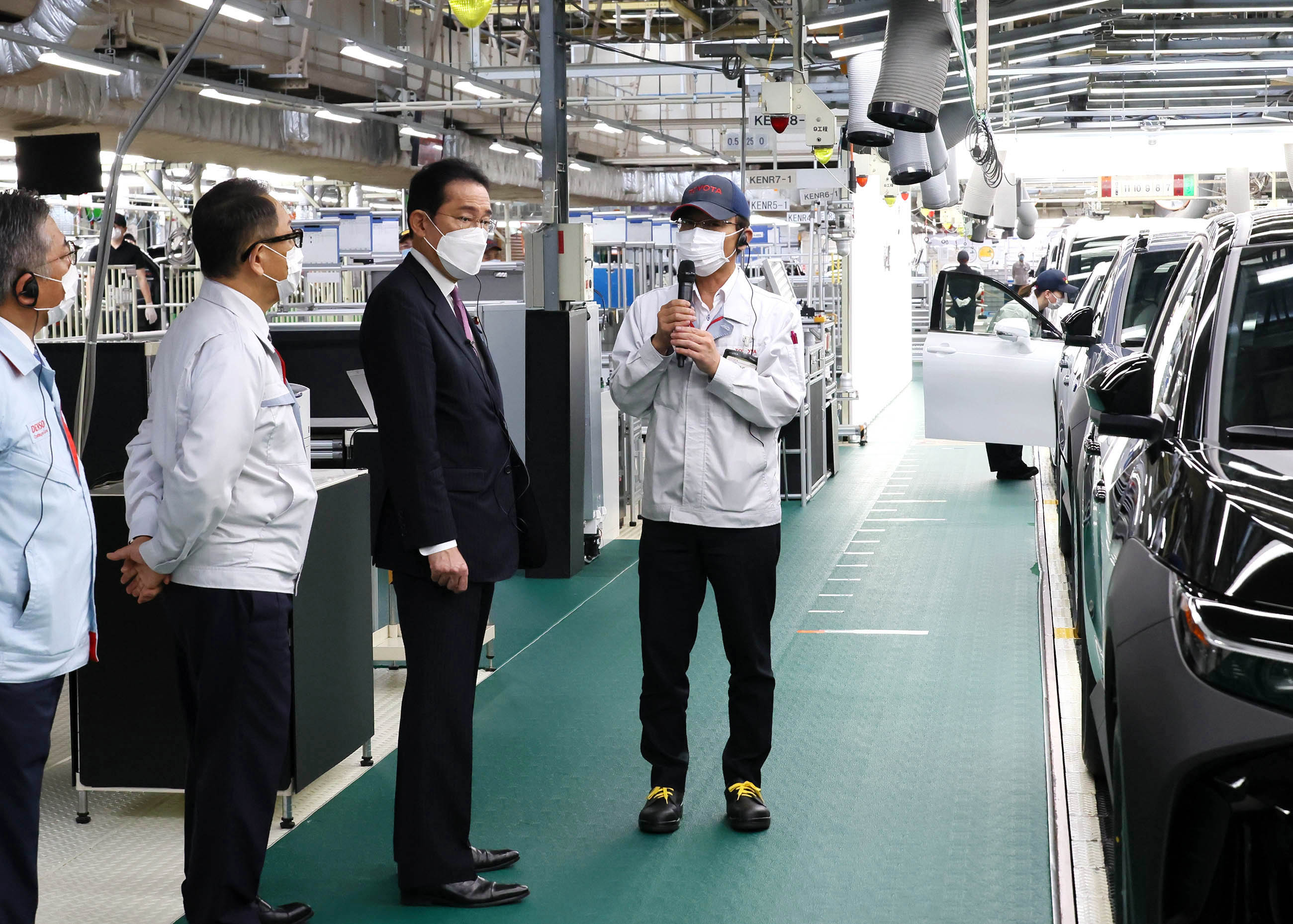 自動車工場を視察する岸田総理３
